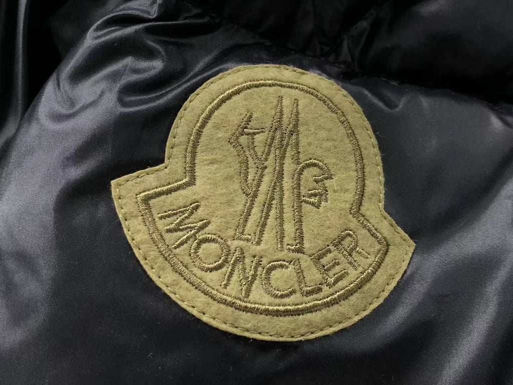 Moncler Sumido Stand-Collar Puffer Jacket in Black