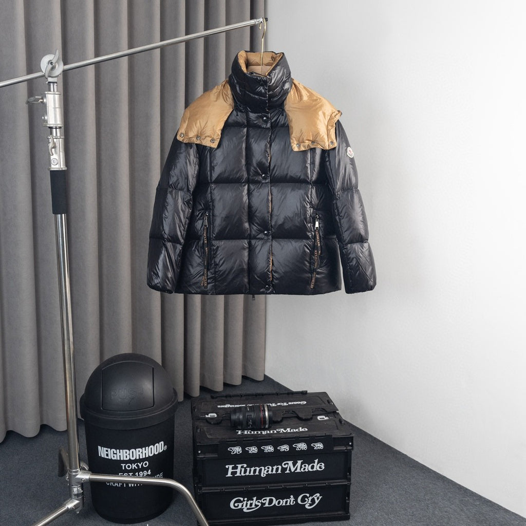 Moncler Parana Hooded Puffer Jacket with Contrast Lining
