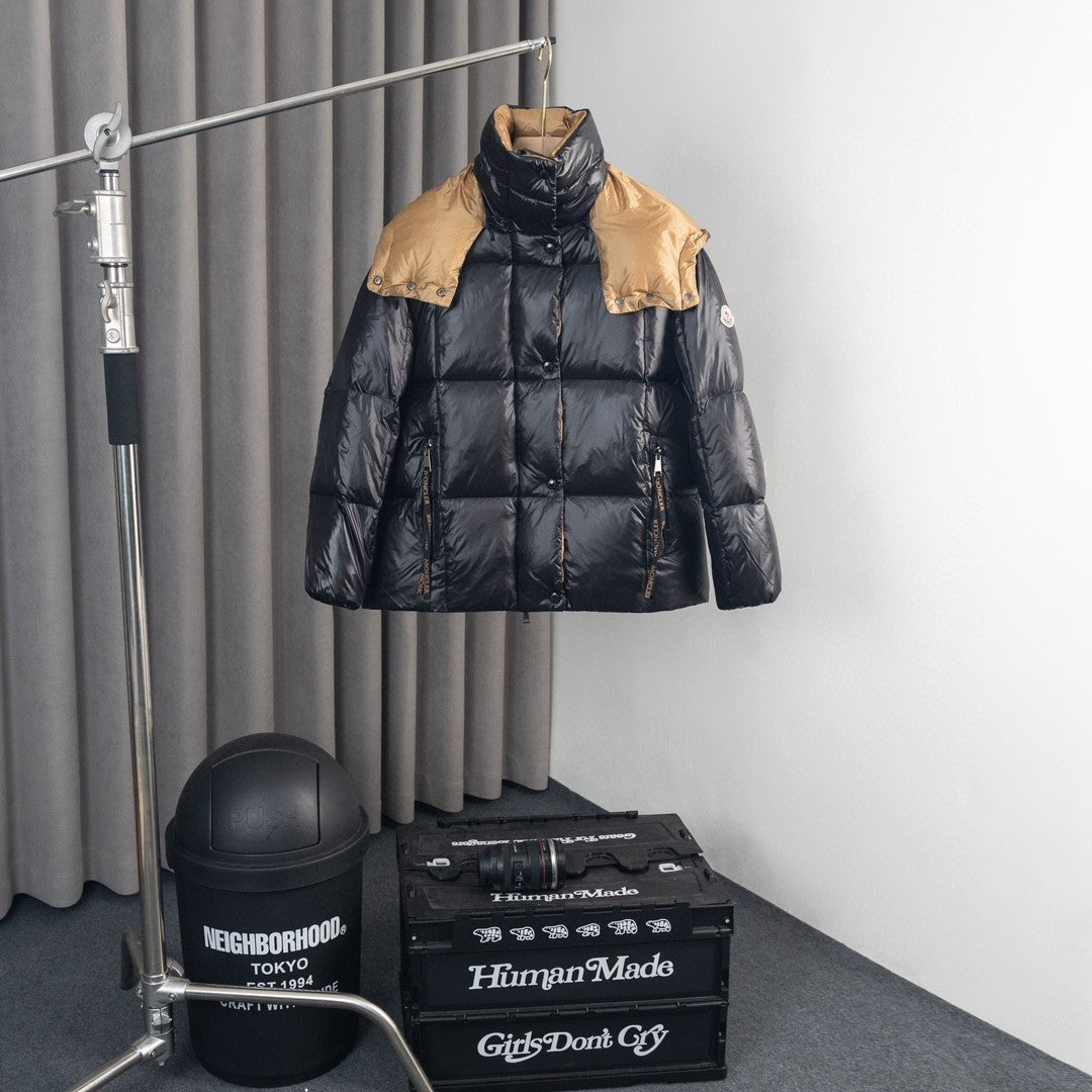 Moncler Parana Hooded Puffer Jacket with Contrast Lining