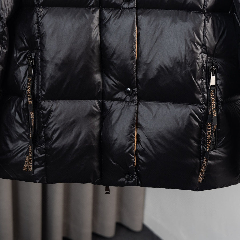 Moncler Parana Hooded Puffer Jacket with Contrast Lining