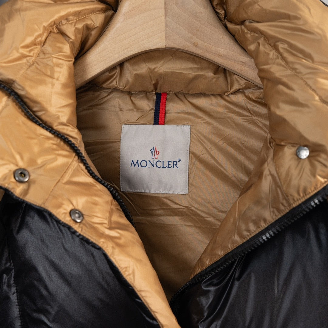 Moncler Parana Hooded Puffer Jacket with Contrast Lining