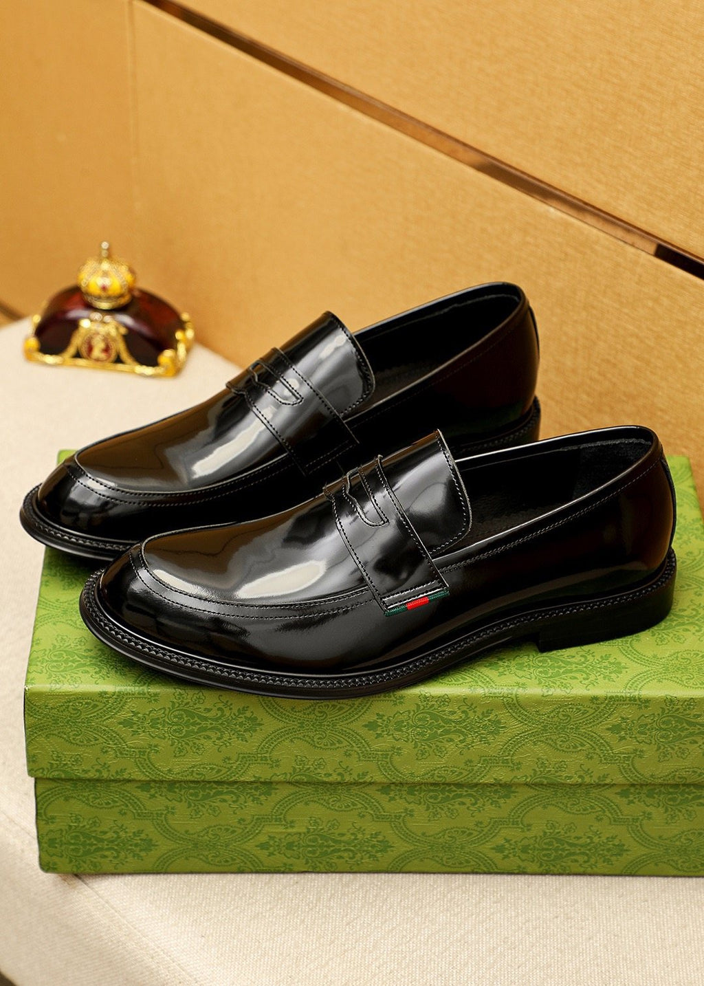 GUCCI Glossy Strap Loafers
