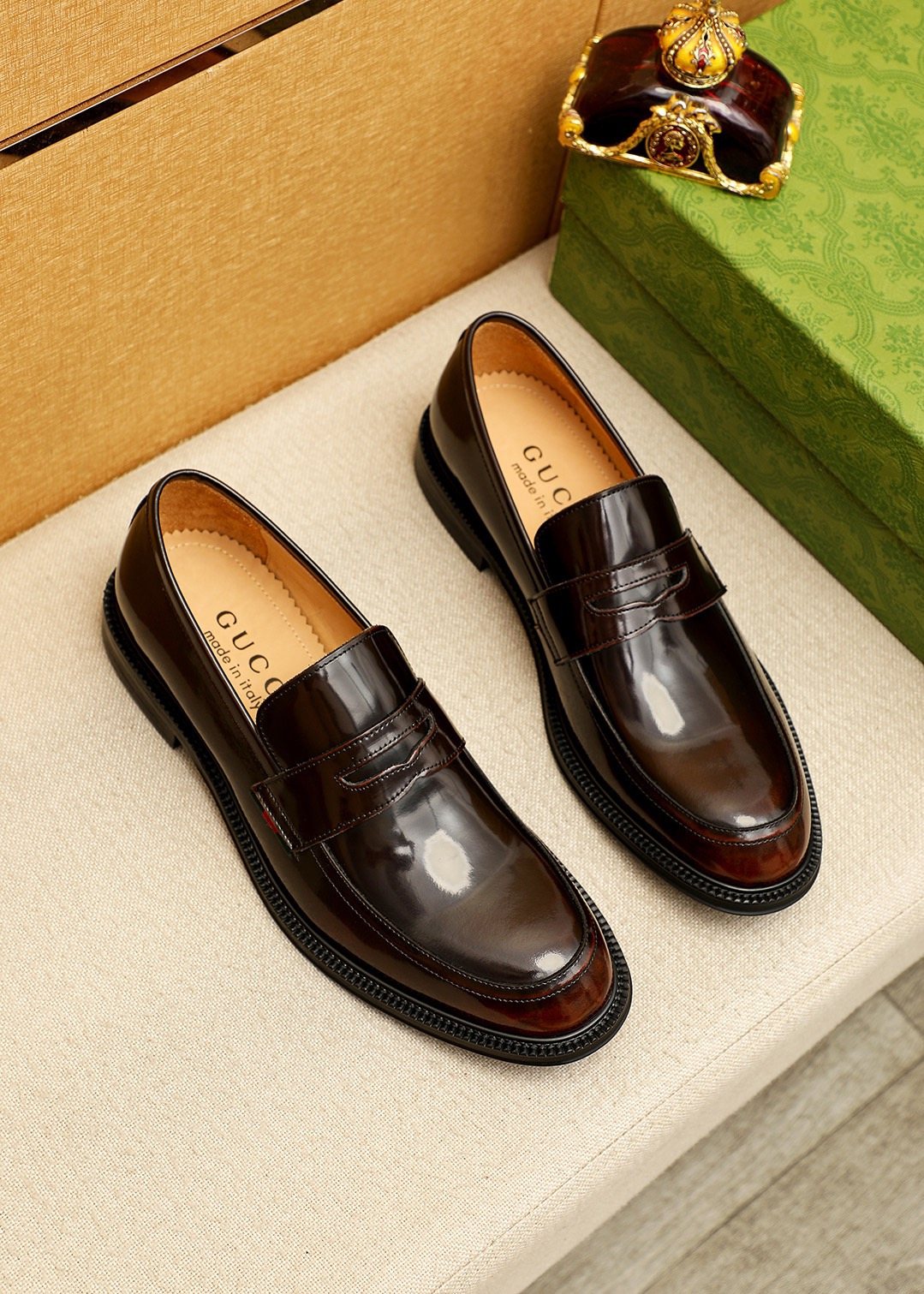 GUCCI Glossy Strap Loafers